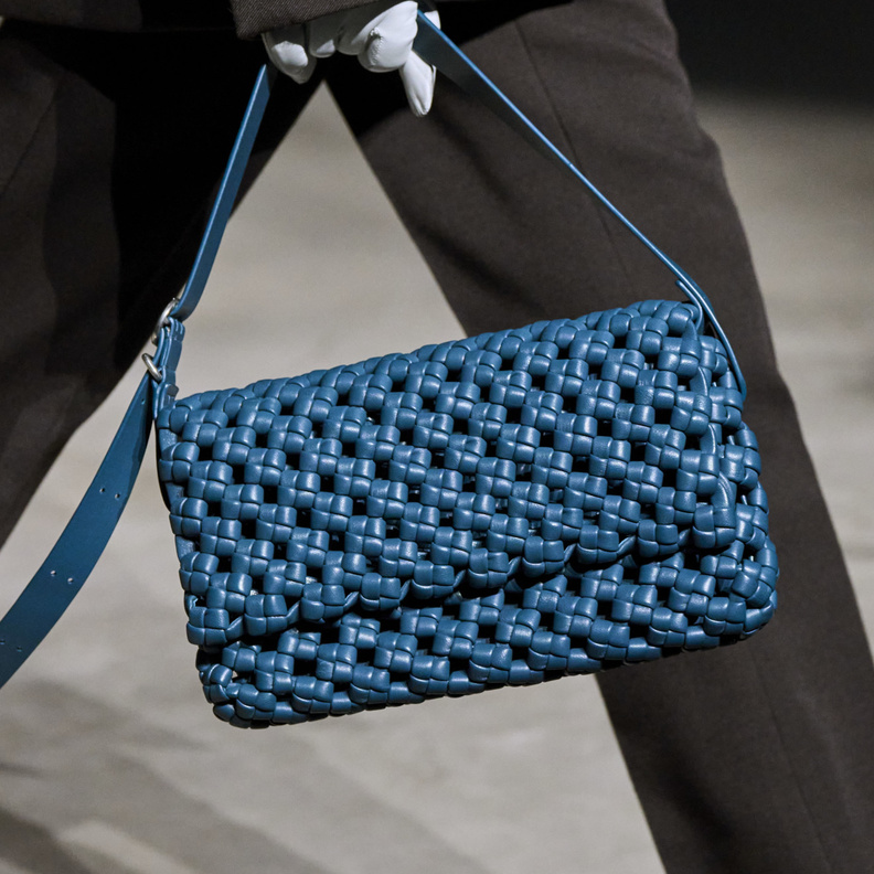 خزانتك لن تكتمل إلا بموضة الحقائب البترولية