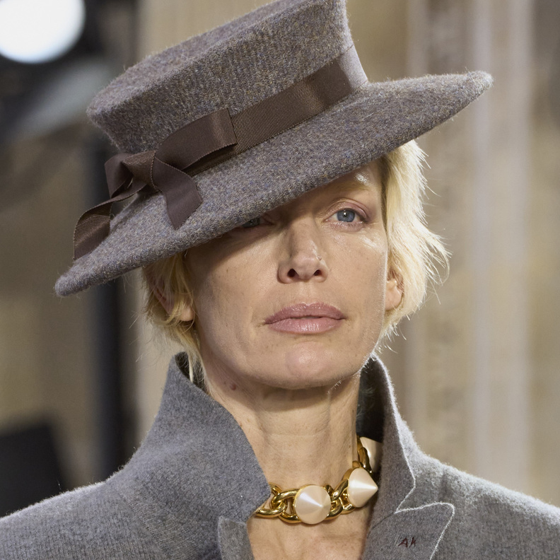 موضة القبعة الرمادية تمنحك ستايل أنيق ومختلف