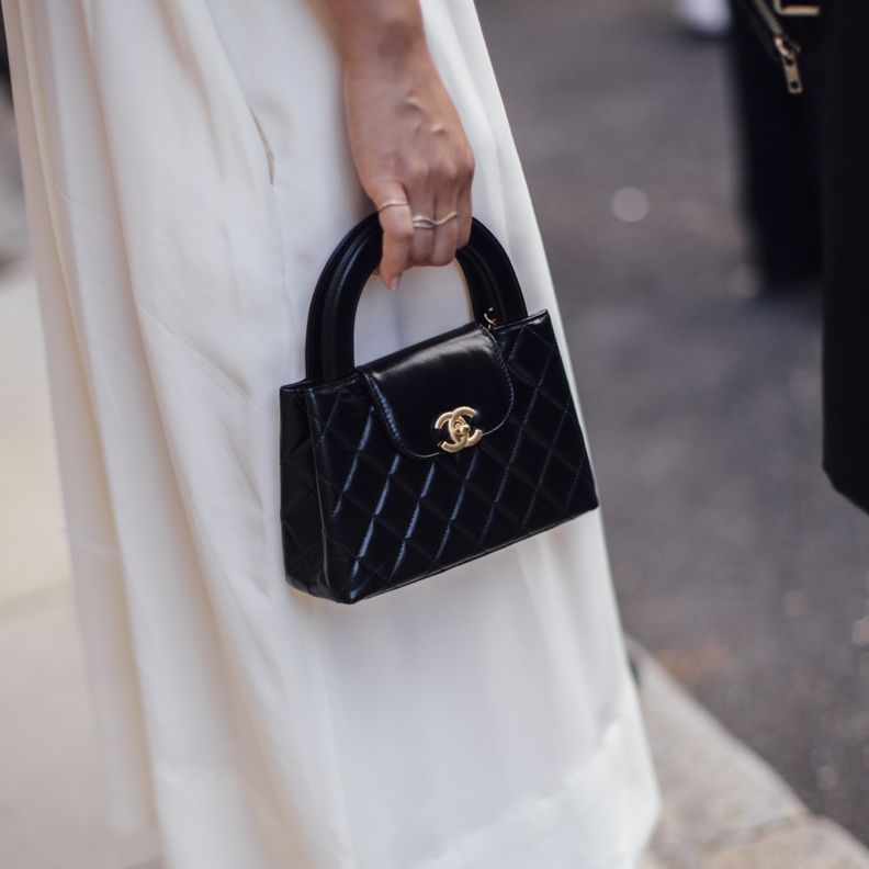 تخططين لاقتناء حقيبتك الفاخرة الأولى... إليكِ كل ما تحتاجين معرفته