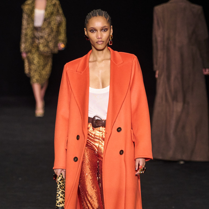 البناطيل المرجانية بتدرجاتها الجريئة في شتاء 2023