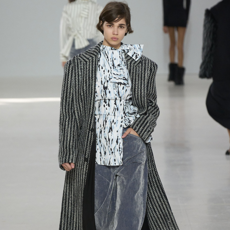 البنطال ذو الأرجل الواسعة موضة انتشرت في التسعينات ثم اختفت لكنه عاد بقوة هذا الموسم!