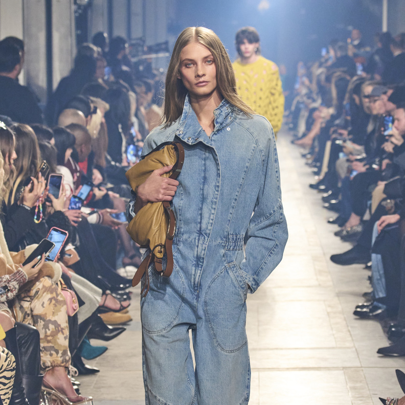 موضة الجمبسوت الدنيم بقصات وألوان متنوعة