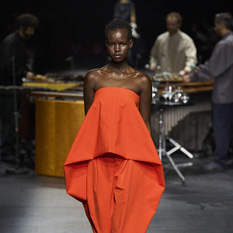 إطلالة من Miyake