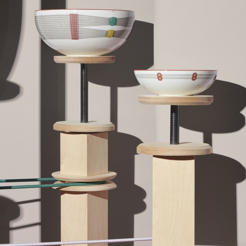 Hermès تحتفي بالفروسية في مجموعتها الراقية Tressages Equestres من الخزف الفاخر 