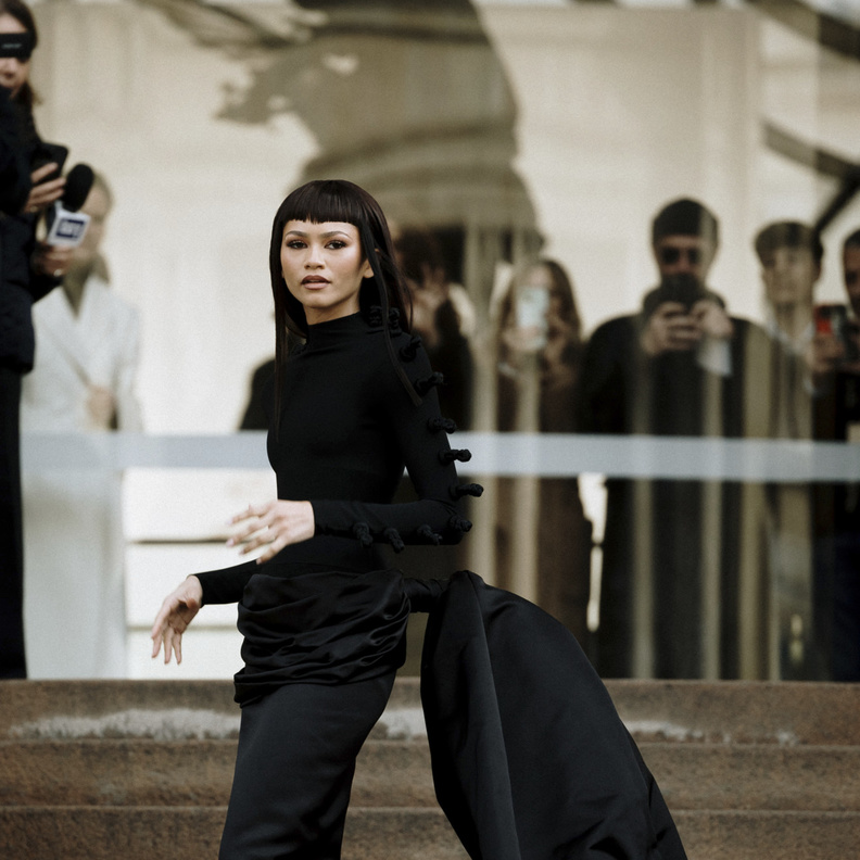 موضة الفستان الأسود في شوارع الموضة في باريس ضمن أسبوع الهوت كوتور