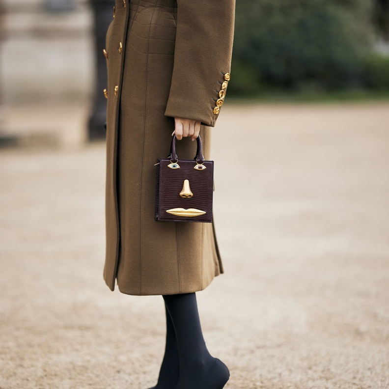 شوارع الموضة في باريس تشهد أجمل صيحات الحقائب لصيف 2024