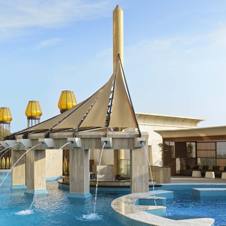 فندق رافلز دبي يقدم تجربة مبتكرة لضيوفه على المسبح بعد تجديده