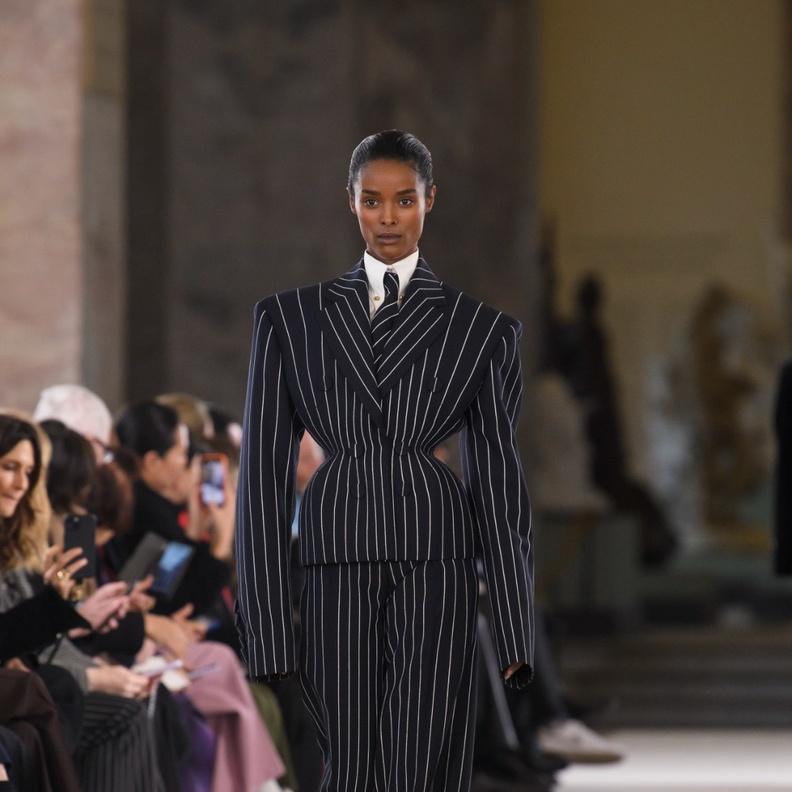 بدلة  Le Smoking من "ايڤ سان لوران" إلى "سكابريلي"