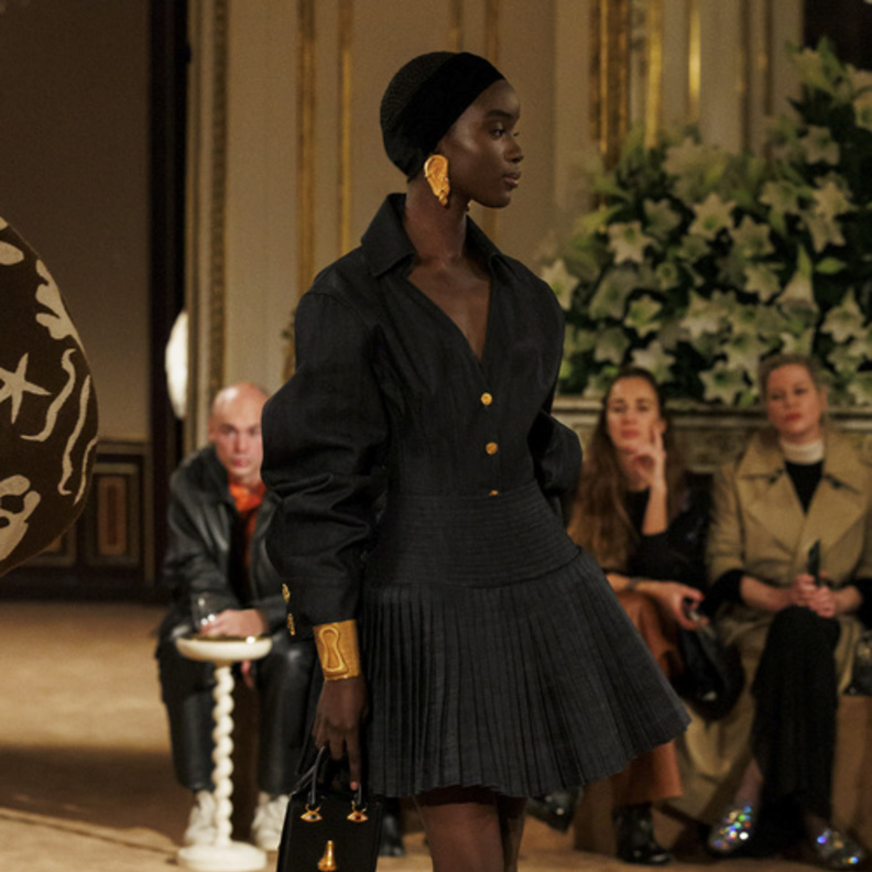 إطلالة من Schiaparelli