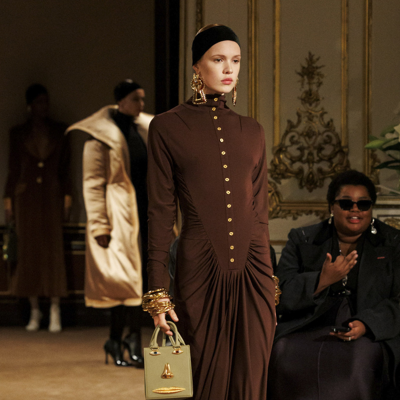 أسباب عديدة سمحت للون البني بالعودة إلى منصات العرض والسجادة الحمراء