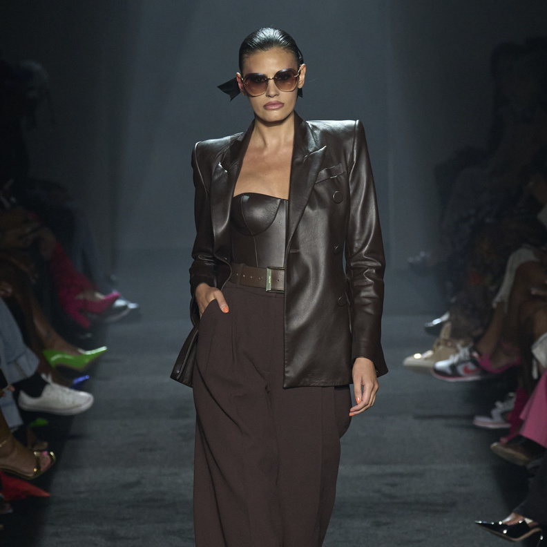 جاكيتات الجلد البنية تسيطر على إطلالات شتاء 2024