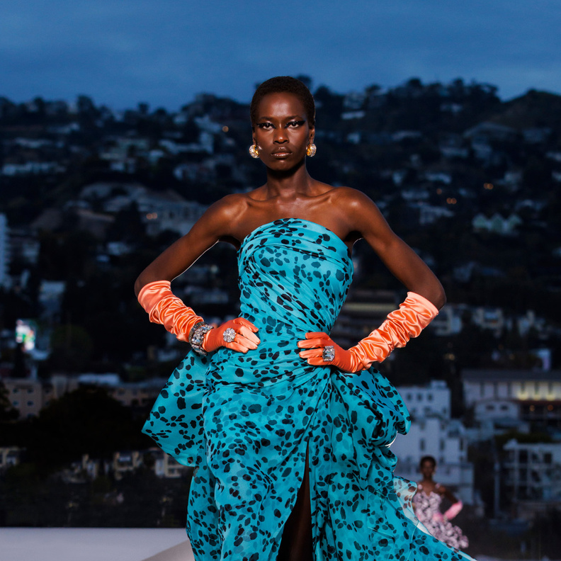 إطلالة من Versace