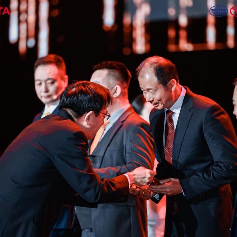 تويوتا تمنح عبداللطيف جميل للسيارات في الصين  جائزة  "مجموعة الوكلاء المتفوقين" لعام 2023 للتميز في الأداء وخدمة العملاء