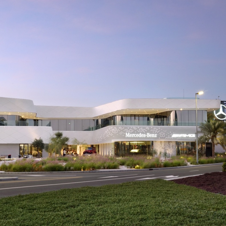 مجموعة قرقاش تكشف عن مركز مرسيدس-بنز الجديد في دبي