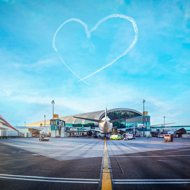 الحب في الأجواء: مفاجأة كبيرة بمناسبة عيد الحب في مطار دبي الدولي DXB