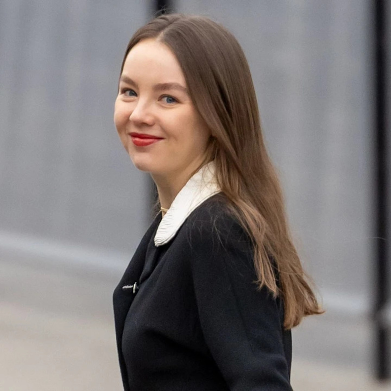 الأميرة ألكسندرا تستعير فستان شانيل الذي ارتدته والدتها قبل 34 عامًا