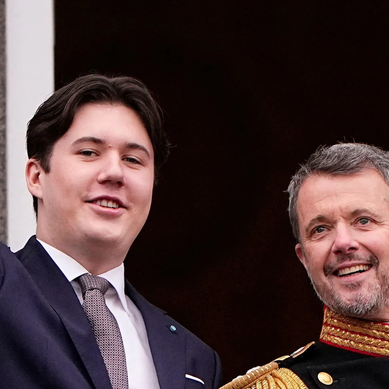 لماذا لم يرتدِ الأمير كريستيان الزي العسكري في مراسم تتويج الملك فريدريك ؟