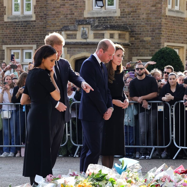 الكشف عن لفتة الأمير وليام وكيت اللطيفة للأمير هاري وميغان بعد وفاة الملكة