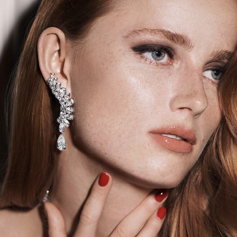 موديلات أقراط متدلية تناسب صيحات موضة شتاء 2024