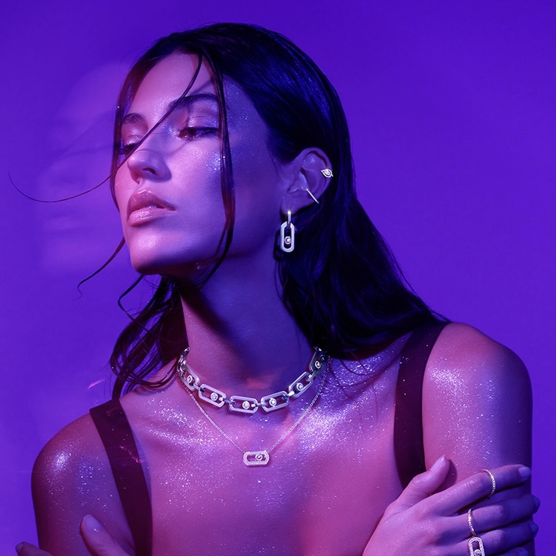 واكبي موضة تكديس الأساور مع بداية عام 2024 من خلال أحدث إصدارات دور المجوهرات العالمية 