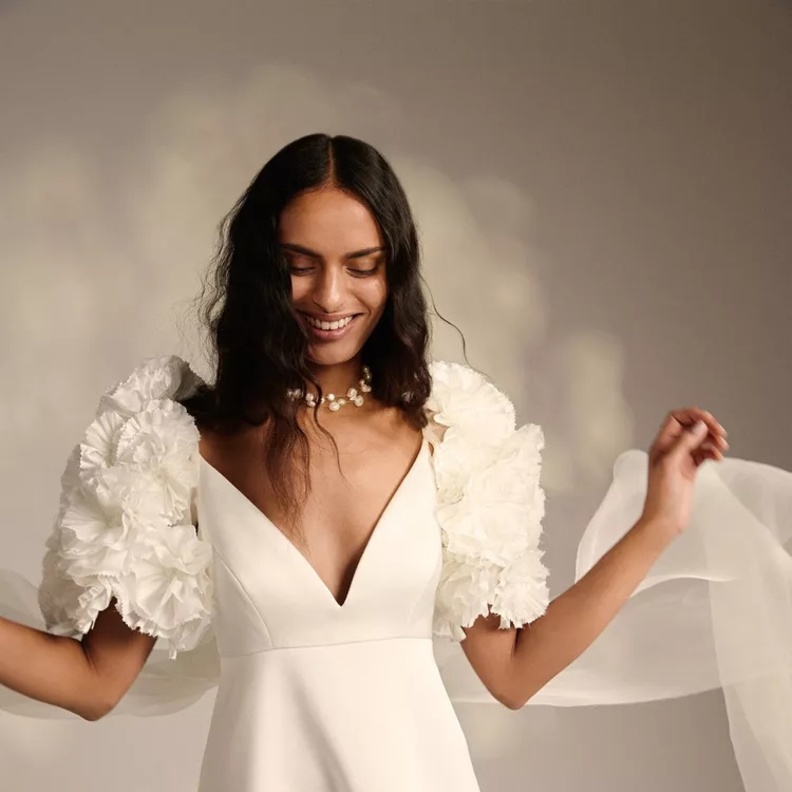 فساتين زفاف مع ياقة جريئة موضة ٢٠٢٤