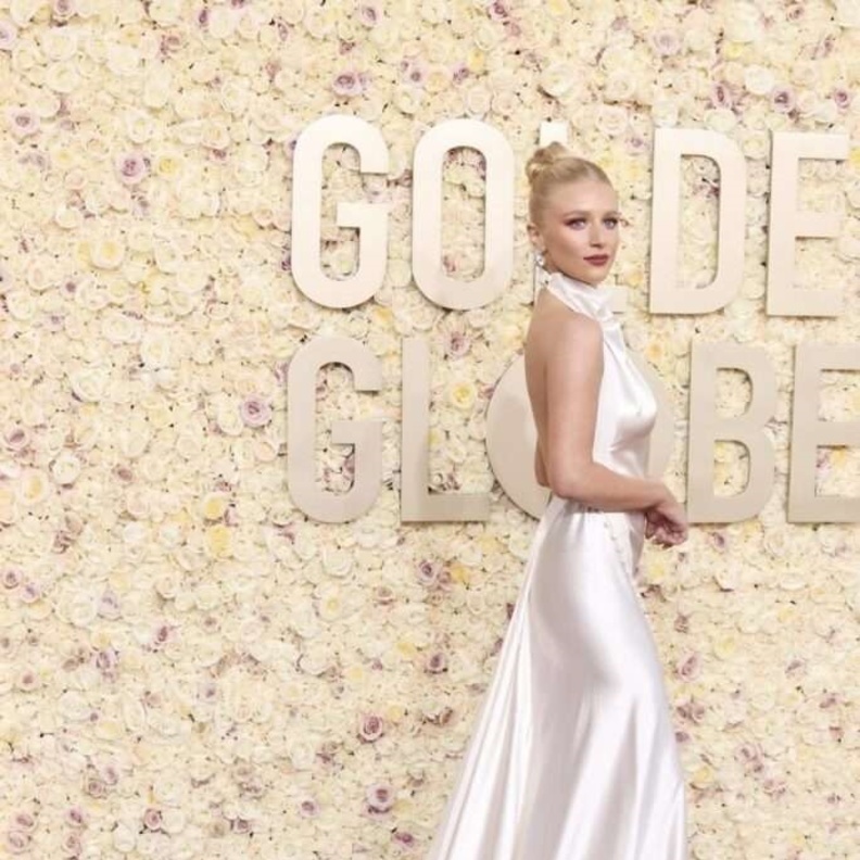 فساتين باللون الابيض في جولدن جلوب