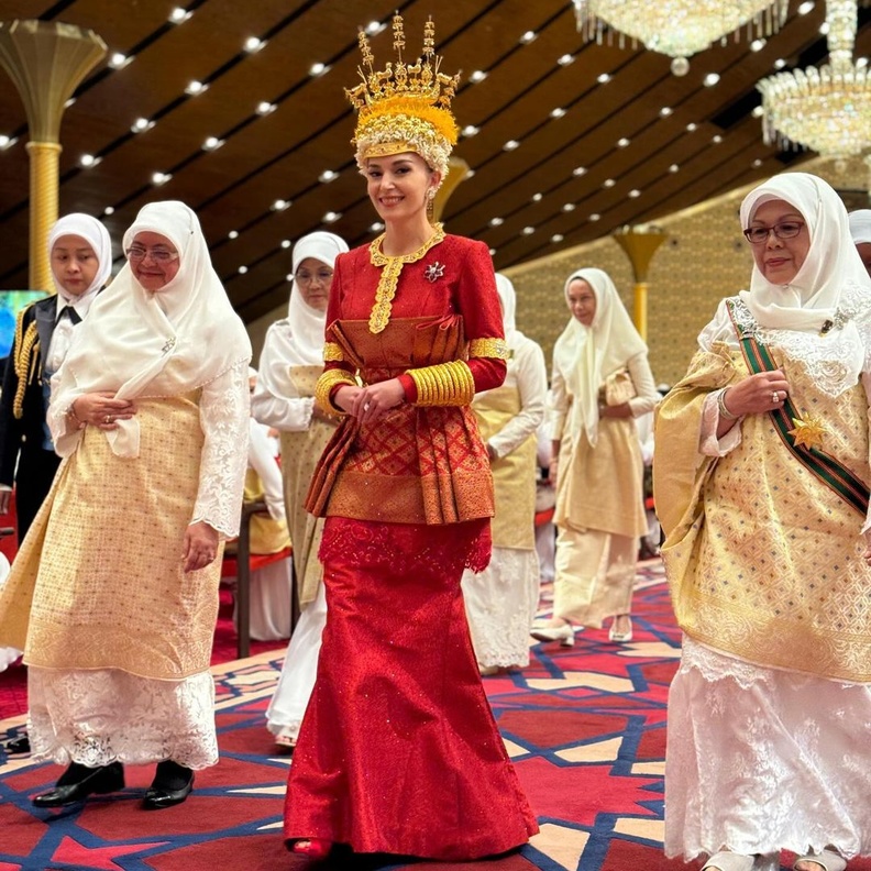 الذهب يطغى على حفل حناء ابن سلطان بروناي من إطلالة العروسين إلى قاعة الحفل!