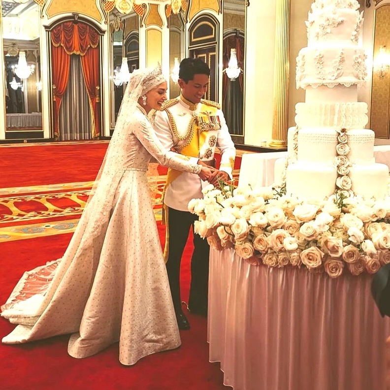 ابن سلطان بروناي يدخل القفص الذهبي...ومجوهرات العروس الثمينة تلفت الأنظار!