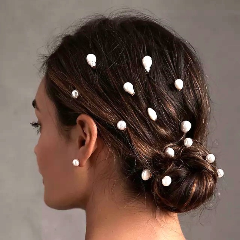 من عصابات الرأس إلى المشابك ...تعرفي الى أبرز إكسسوارات الشعر