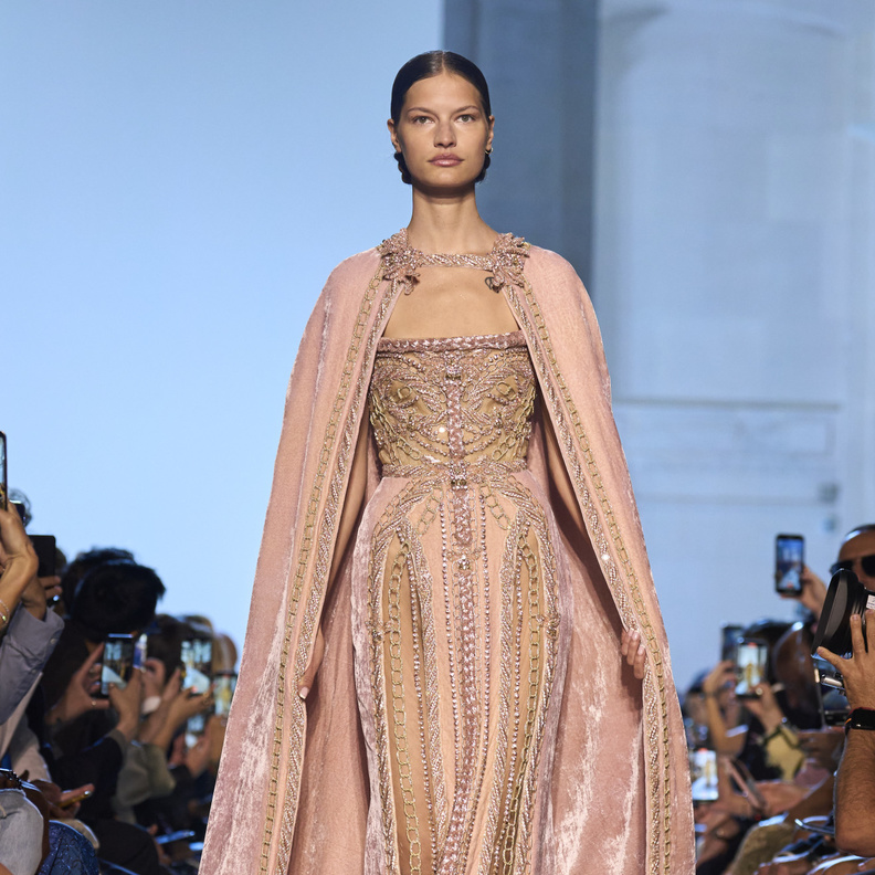 فستان مزين بالكاب من إيلي صعب