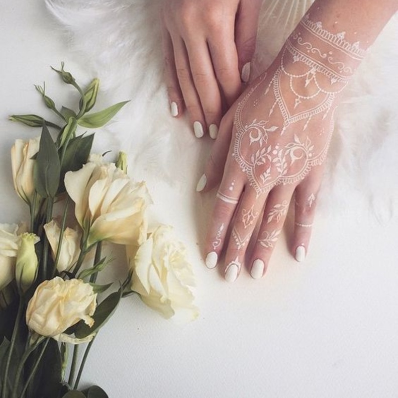 نقش حناء ناعم للعروس لإطلالة مميزة في يوم الزفاف 