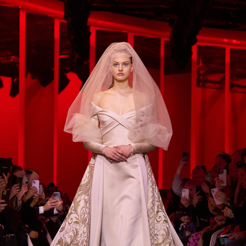 إيلي صعب يقدم لعروس 2024 فستان زفاف مختلف من حيث اللون والتطريزات