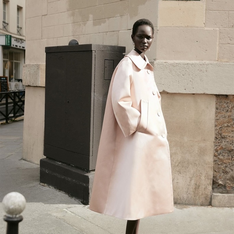 رجوع معطف الشرنقة على مدرجات عروض الأزياء... واحدة من أبرز الصور الظلية لـ"كريستوبال بالنسياغا"