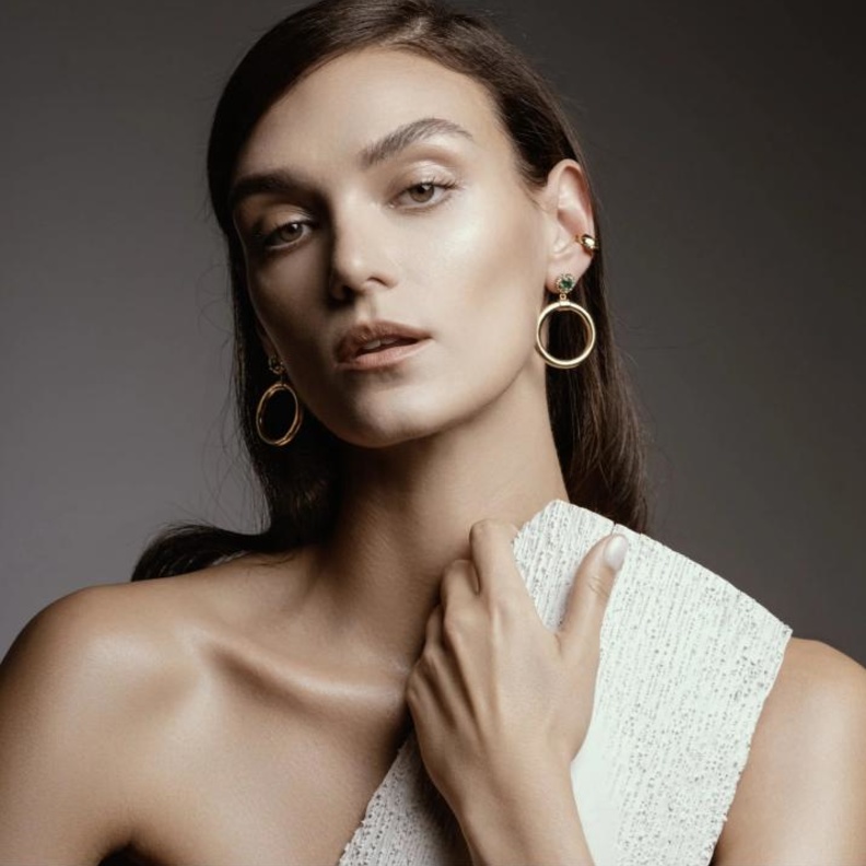 أقراط أذن مرصّعة بالزمرد من إليانا ماكري Ileana Makri 