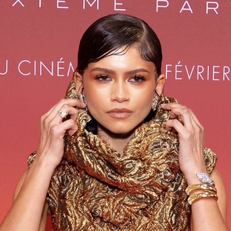 شاهدوا زيندايا بقطع مجوهرات تخطى ثمنها النصف مليون دولار وإطلالات نجمات العالم بتصاميم عصرية لافتة في مناسبات شهر فبراير