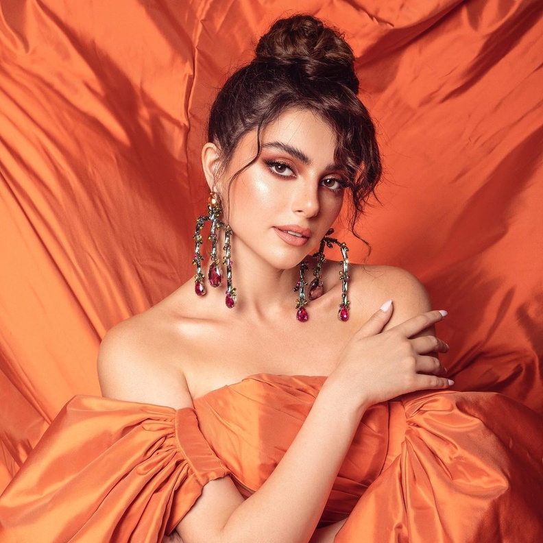 تصاميم مجوهرات عصرية من وحي نجمات برج الدلو