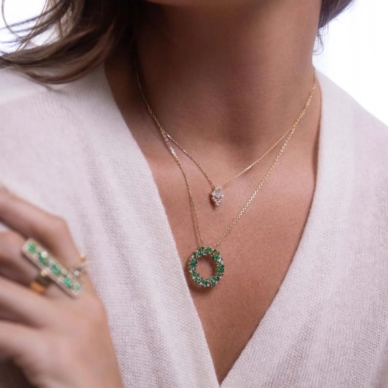 اكتشفي سحر المجوهرات المرصعة بالزمرد في اطلالتك اليومية