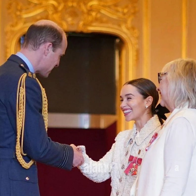 الأمير وليام يكرم إميليا كلارك ووالدتها في قلعة وندسور