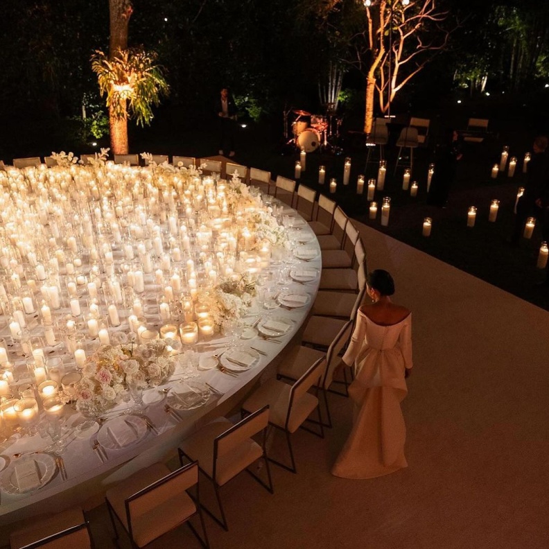 الطاولات المستديرة تعكس الطابع الملوكي في حفل زفافك