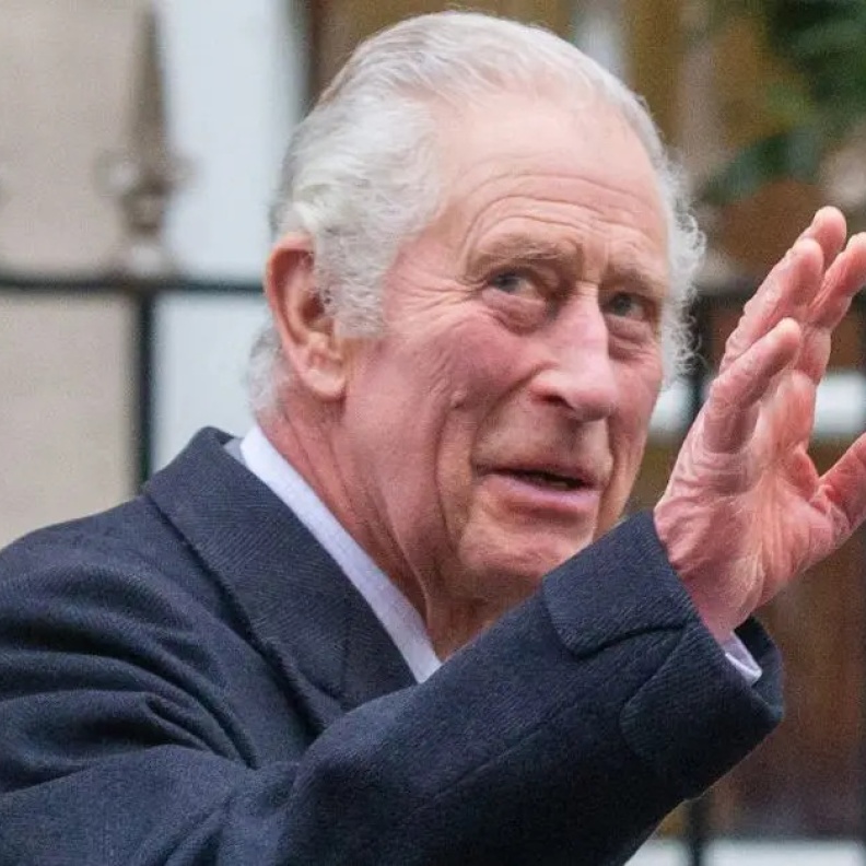 الملك تشارلز يجهش بالبكاء بسبب رسائل الدعم المرسلة إليه