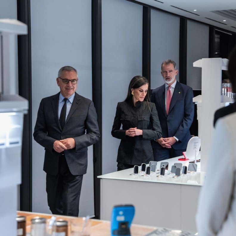 الملك فيليبي والملكة ليتيزيا يفتتحان البرج الثاني لأكبر شركات التجميل والأزياء الإسبانية