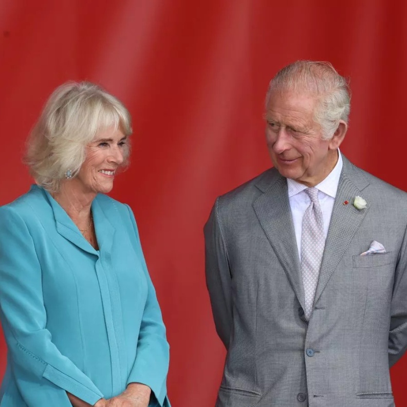 الملكة كاميلا تشيد بأخصائي السرطان خلال معركة زوجها مع المرض