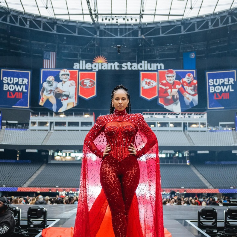 الإطلالات العملية باللمسات الرياضية اختيار لافت للنجمات في سوبر بول 2024..شاهدي أجملها