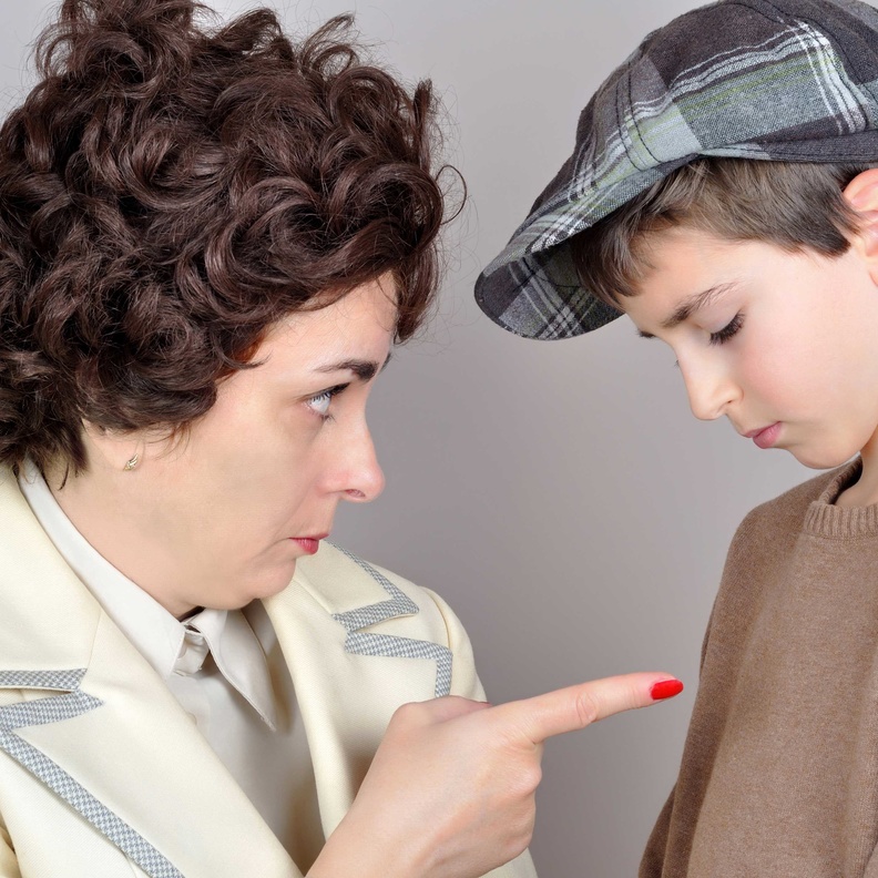 تسلط الأم يحول دون تكوين شخصية قوية للطفل ويضر بمستقبله