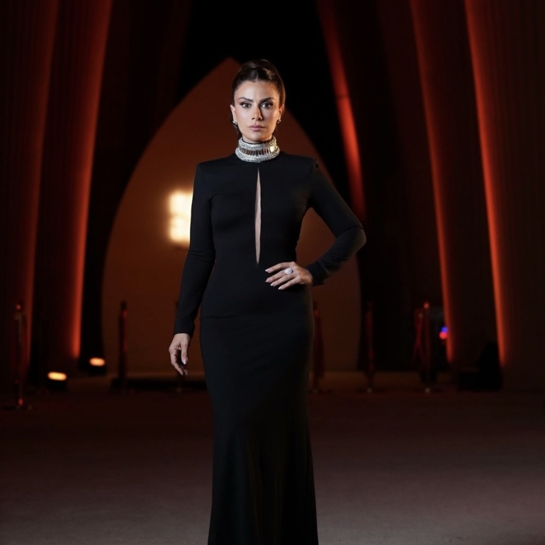 استلهمي نمط بطلة مسلسل "بين السطور" صبا مبارك في كيفية تنسيق قطع مجوهراتها لإطلالة رسمية فاخرة