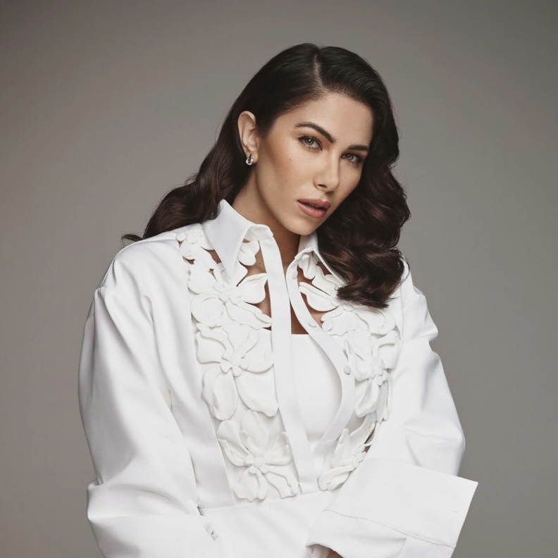 بأسلوب باهر ولافت...زيّنت دار بولغري إطلالات دانييلا رحمة خلال أحدث جلسة تصوير لها