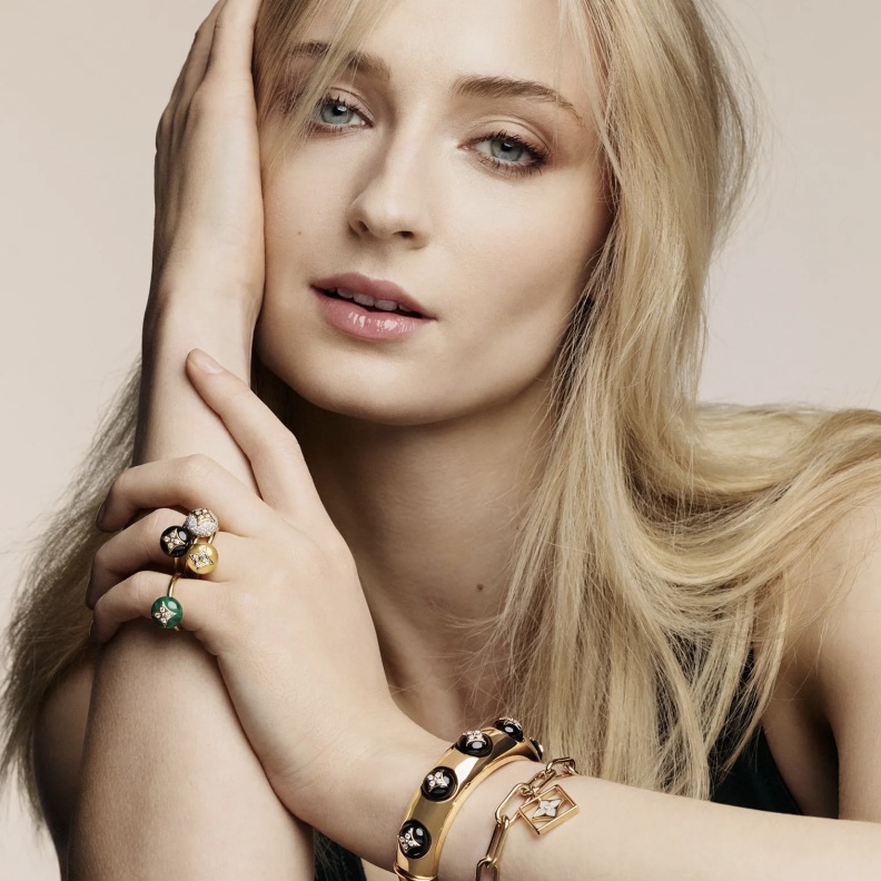 بتصاميم عصرية غير مألوفة تختار صوفي ترنر أبرز قطع مجوهراتها..شاهدي أبرز إطلالاتها اللافتة