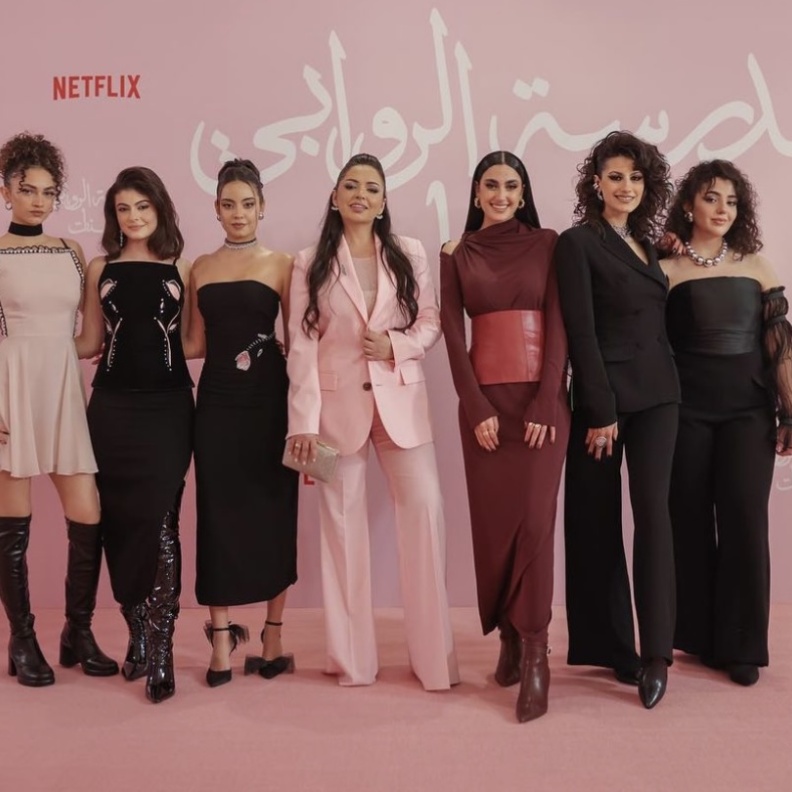 رئيسية - نجمات _مدرسة الروابي للبنات_ بإطلالات مجوهرات كلاسيكية مبهرة خلال العرض الأول للمسلسل في عمّان