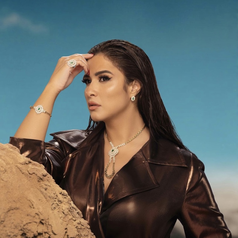 شاهدي بالفيديو ياسمين عبد العزيز بأربع اطلالات مجوهرات فارهة ولافتة