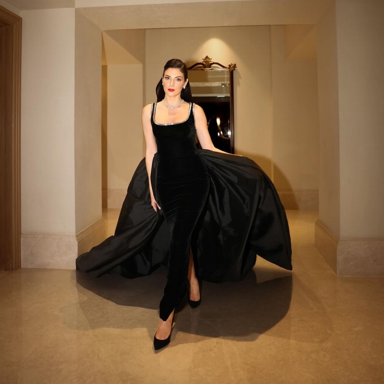 رزان جمال بالفستان الاسود